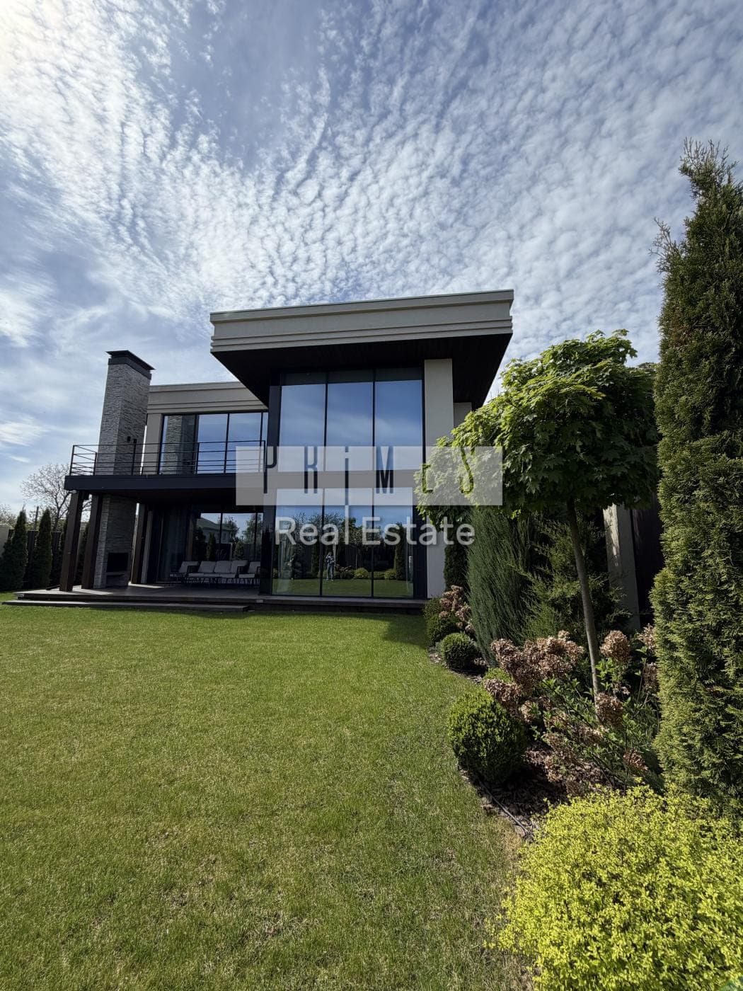 Дизайнерский дом в Гатном, 390 м²