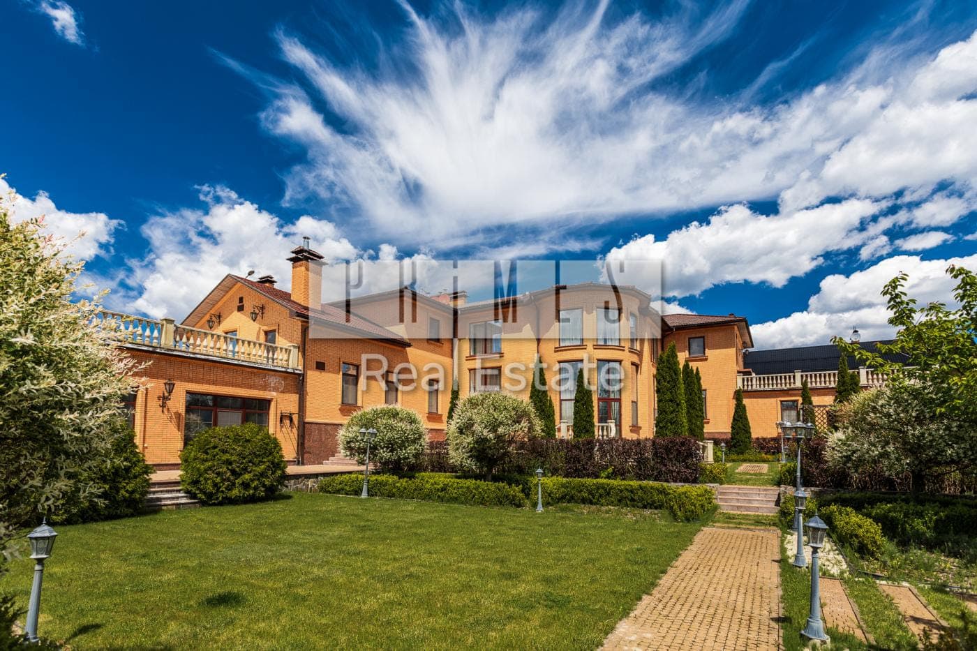 Маєток у Лісниках, 1 407 м² на 94 сотках