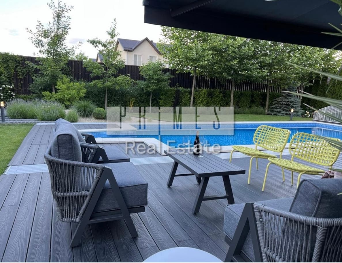 286 m² house with a pool and shelter in Sviatopetrivske