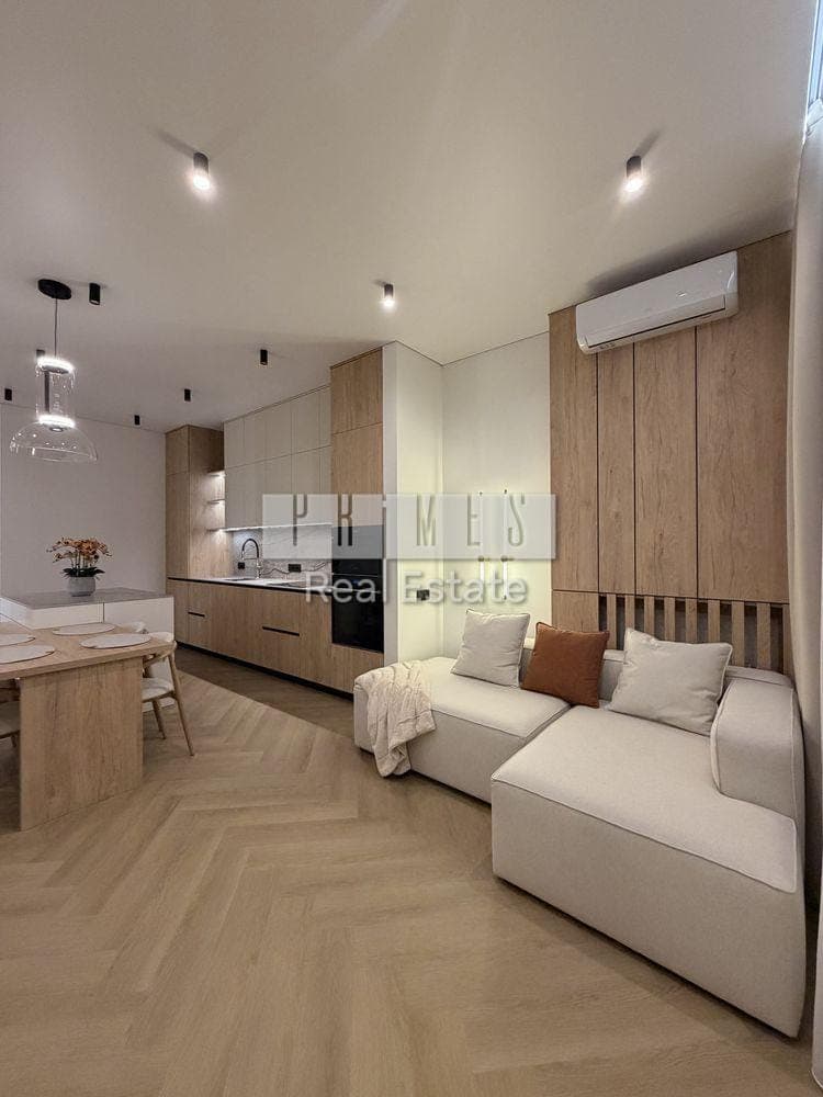 Кухня-гостиная 20 м² с диваном и обеденным столом — первая аренда в ЖК TRIIINITY